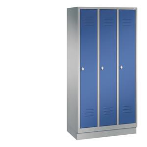 C+P CLASSIC Garderobenschrank mit Sockel, 3 Abteile, Abteilbreite 300 mm, weißaluminium / enzianblau