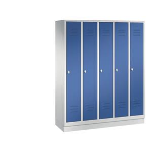C+P CLASSIC Garderobenschrank mit Sockel, 5 Abteile, Abteilbreite 300 mm, lichtgrau / enzianblau