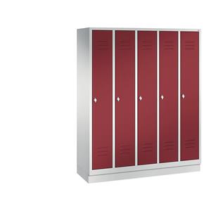 C+P CLASSIC Garderobenschrank mit Sockel, 5 Abteile, Abteilbreite 300 mm, lichtgrau / rubinrot