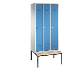 C+P CLASSIC Garderobenschrank mit untergebauter Sitzbank, 3 Abteile, Abteilbreite 300 mm, lichtgrau / lichtblau
