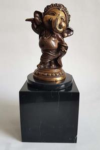 Urnwebshop Baby Ganesh Urn - Beeldje op Zwartmarmer Assokkel (0.3 liter)
