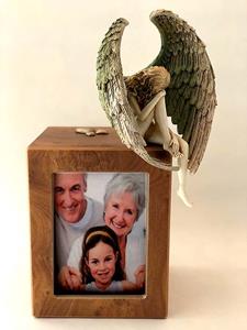 Urnwebshop Treurend Engeltje op Decoupage Photobox Urn (1.5 liter)