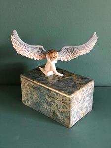 Urnwebshop Treurend Engeltje op Decoupage Mini Assokkel (0.4 liter)