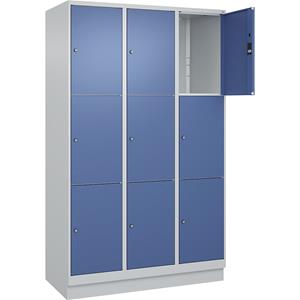 C+P Lockerkast Classic PLUS, 3 compartimenten, lichtgrijs / verblauw, b = 1200 mm, 9 vakken, met bodemsokkel