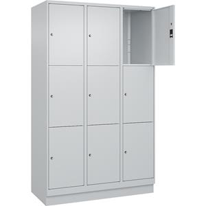 C+P Lockerkast Classic PLUS, 3 compartimenten, lichtgrijs, b = 1200 mm, 9 vakken, met bodemsokkel