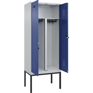 Multifunctionele lockerkast Evolo PLUS, 1 compartiment, scheidingswand ingekort, lichtgrijs / gentiaanblauw, b = 800 mm, met smalle voeten, veiligheidsdraaigrendel