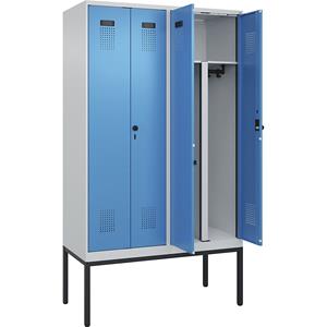 Multifunctionele lockerkast Evolo PLUS, 2 compartimenten, scheidingswand ingekort, lichtgrijs / lichtblauw, b = 1200 mm, met smalle voeten, veiligheidsdraaigrendel