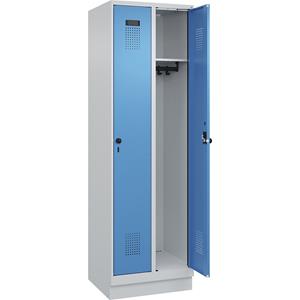 C+P Lockerkast Evolo PLUS, 2 compartimenten, lichtgrijs / lichtblauw, b = 600 mm, met bodemsokkel, draaigrendel
