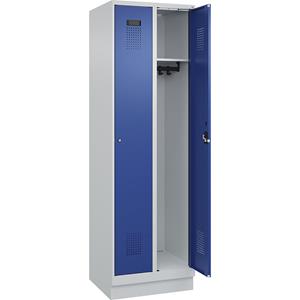 C+P Lockerkast Evolo PLUS, 2 compartimenten, lichtgrijs / gentiaanblauw, b = 600 mm, met bodemsokkel, cilinderslot