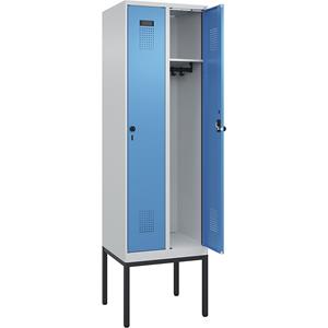 C+P Lockerkast Evolo PLUS, 2 compartimenten, lichtgrijs / lichtblauw, b = 600 mm, met smalle voeten, draaigrendel