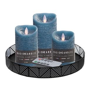Merkloos LED kaarsen/stompkaarsen - 3x st - jeans blauw - met zwart rond kaarsenbord 29,5 cm -
