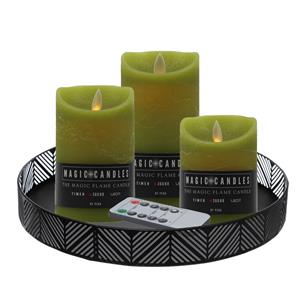 Merkloos LED kaarsen/stompkaarsen - 3x st - mos groen - met zwart rond kaarsenbord 29,5 cm -