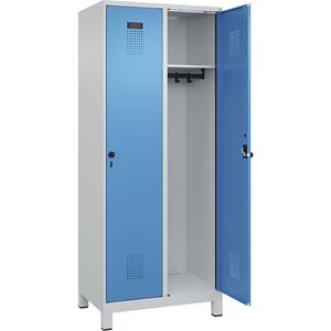 C+P Lockerkast Evolo PLUS, 2 compartimenten, lichtgrijs / lichtblauw, b = 800 mm, met brede voeten, draaigrendel