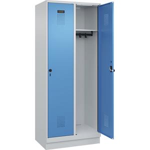 C+P Lockerkast Evolo PLUS, 2 compartimenten, lichtgrijs / lichtblauw, b = 800 mm, met bodemsokkel, draaigrendel