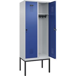 C+P Lockerkast Evolo PLUS, 2 compartimenten, lichtgrijs / gentiaanblauw, b = 800 mm, met smalle voeten, draaigrendel