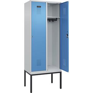 C+P Lockerkast Evolo PLUS, 2 compartimenten, lichtgrijs / lichtblauw, b = 800 mm, met smalle voeten, cilinderslot