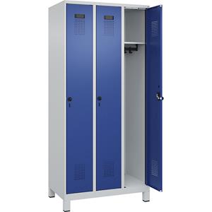 C+P Lockerkast Evolo PLUS, 3 compartimenten, lichtgrijs / gentiaanblauw, b = 900 mm, met brede voeten, draaigrendel
