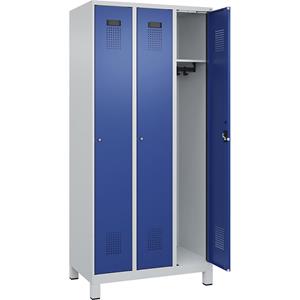 C+P Lockerkast Evolo PLUS, 3 compartimenten, lichtgrijs / gentiaanblauw, b = 900 mm, met brede voeten, cilinderslot