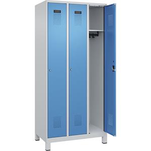 C+P Lockerkast Evolo PLUS, 3 compartimenten, lichtgrijs / lichtblauw, b = 900 mm, met brede voeten, cilinderslot