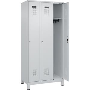 C+P Lockerkast Evolo PLUS, 3 compartimenten, lichtgrijs, b = 900 mm, met brede voeten, cilinderslot
