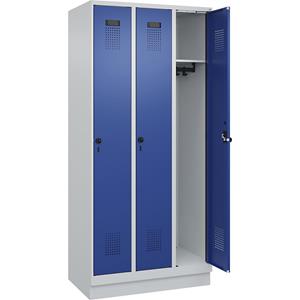 C+P Lockerkast Evolo PLUS, 3 compartimenten, lichtgrijs / gentiaanblauw, b = 900 mm, met bodemsokkel, draaigrendel