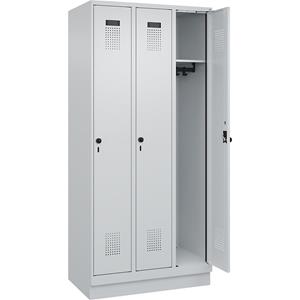 C+P Lockerkast Evolo PLUS, 3 compartimenten, lichtgrijs, b = 900 mm, met bodemsokkel, draaigrendel