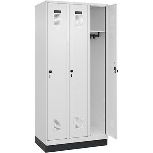 C+P Lockerkast Evolo PLUS, 3 compartimenten, verkeerswit, b = 900 mm, met bodemsokkel, draaigrendel