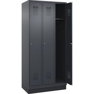 C+P Lockerkast Evolo PLUS, 3 compartimenten, grijs, b = 900 mm, met bodemsokkel, cilinderslot