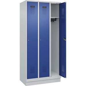 C+P Lockerkast Evolo PLUS, 3 compartimenten, lichtgrijs / gentiaanblauw, b = 900 mm, met bodemsokkel, cilinderslot