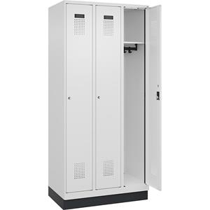 C+P Lockerkast Evolo PLUS, 3 compartimenten, verkeerswit, b = 900 mm, met bodemsokkel, cilinderslot