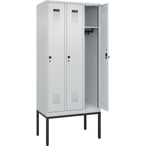 C+P Lockerkast Evolo PLUS, 3 compartimenten, lichtgrijs, b = 900 mm, met smalle voeten, draaigrendel