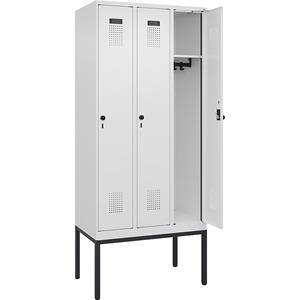 C+P Lockerkast Evolo PLUS, 3 compartimenten, verkeerswit, b = 900 mm, met smalle voeten, draaigrendel