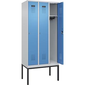 C+P Lockerkast Evolo PLUS, 3 compartimenten, lichtgrijs / lichtblauw, b = 900 mm, met smalle voeten, cilinderslot