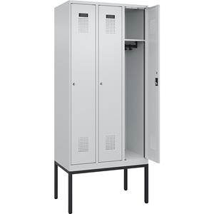 C+P Lockerkast Evolo PLUS, 3 compartimenten, lichtgrijs, b = 900 mm, met smalle voeten, cilinderslot