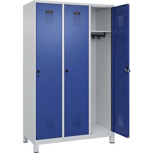 C+P Lockerkast Evolo PLUS, 3 compartimenten, lichtgrijs / gentiaanblauw, b = 1200 mm, met brede voeten, draaigrendel
