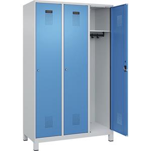 C+P Lockerkast Evolo PLUS, 3 compartimenten, lichtgrijs / lichtblauw, b = 1200 mm, met brede voeten, cilinderslot
