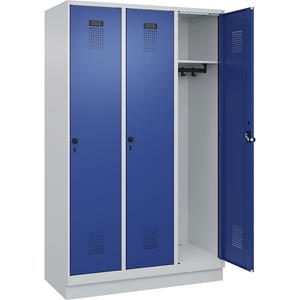 C+P Lockerkast Evolo PLUS, 3 compartimenten, lichtgrijs / gentiaanblauw, b = 1200 mm, met bodemsokkel, draaigrendel