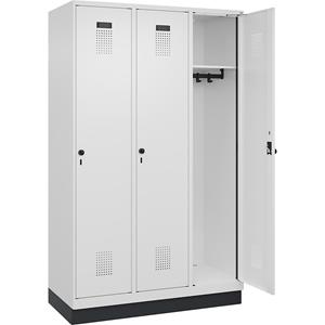 C+P Lockerkast Evolo PLUS, 3 compartimenten, verkeerswit, b = 1200 mm, met bodemsokkel, draaigrendel
