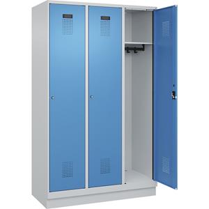 C+P Lockerkast Evolo PLUS, 3 compartimenten, lichtgrijs / lichtblauw, b = 1200 mm, met bodemsokkel, cilinderslot