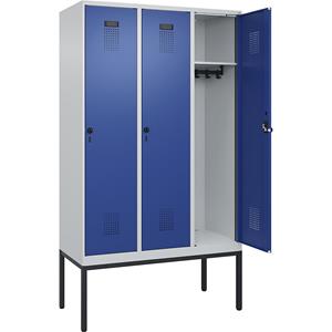 C+P Lockerkast Evolo PLUS, 3 compartimenten, lichtgrijs / gentiaanblauw, b = 1200 mm, met smalle voeten, draaigrendel