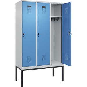 C+P Lockerkast Evolo PLUS, 3 compartimenten, lichtgrijs / lichtblauw, b = 1200 mm, met smalle voeten, draaigrendel