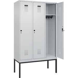 C+P Lockerkast Evolo PLUS, 3 compartimenten, lichtgrijs, b = 1200 mm, met smalle voeten, draaigrendel