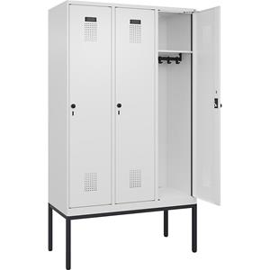 C+P Lockerkast Evolo PLUS, 3 compartimenten, verkeerswit, b = 1200 mm, met smalle voeten, draaigrendel