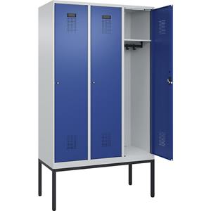 C+P Lockerkast Evolo PLUS, 3 compartimenten, lichtgrijs / gentiaanblauw, b = 1200 mm, met smalle voeten, cilinderslot
