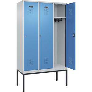 C+P Lockerkast Evolo PLUS, 3 compartimenten, lichtgrijs / lichtblauw, b = 1200 mm, met smalle voeten, cilinderslot