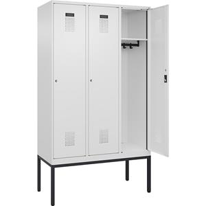 C+P Lockerkast Evolo PLUS, 3 compartimenten, verkeerswit, b = 1200 mm, met smalle voeten, cilinderslot