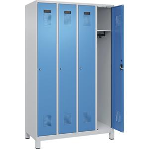 C+P Lockerkast Evolo PLUS, 4 compartimenten, lichtgrijs / lichtblauw, b = 1200 mm, met brede voeten, cilinderslot