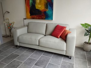 SHOPX HUISCOLLECTIE Leren 2.5-zits bank met houten poten - grijs leer - Echt leer, Landelijk, ontdek de vele Leersoorten en Kleuren bij ShopX