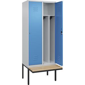 C+P Multifunctionele lockerkast Classic PLUS met zitbank, smal, 2 compartimenten, scheidingswand ingekort, lichtgrijs / lichtblauw, b = 800 mm, cilinderslot, vrijdragend, beuken-hardhout
