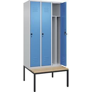 C+P Multifunctionele lockerkast Classic PLUS met zitbank, smal, 3 compartimenten, scheidingswand ingekort, lichtgrijs / lichtblauw, b = 900 mm, veiligheidsdraaigrendel, ondergebouwd, beuken-hardhout
